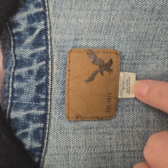American Eagle Distressed Cropped Denim Jacket Size Small - Picture 6 of 6